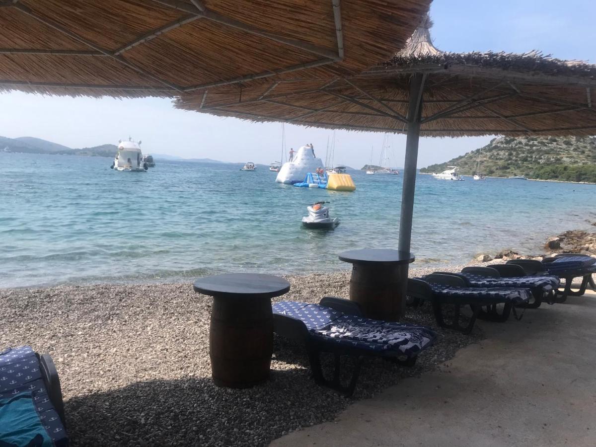 Beach House Hela - Resort & Tavern Bain, Free Transport, Pool, Island Of Zut - Kornati Pristanisce Eksteriør bilde